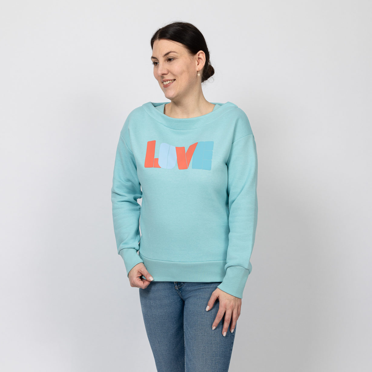 Kulóóntje - Sweatshirt mit Boatneckkragen und LOVE Print Aqua Front Model