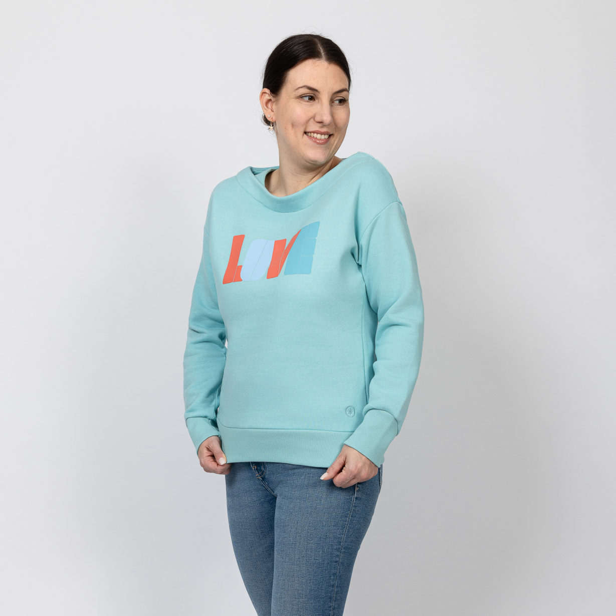 Kulóóntje - Sweatshirt mit Boatneckkragen und LOVE Print Aqua Seite Model