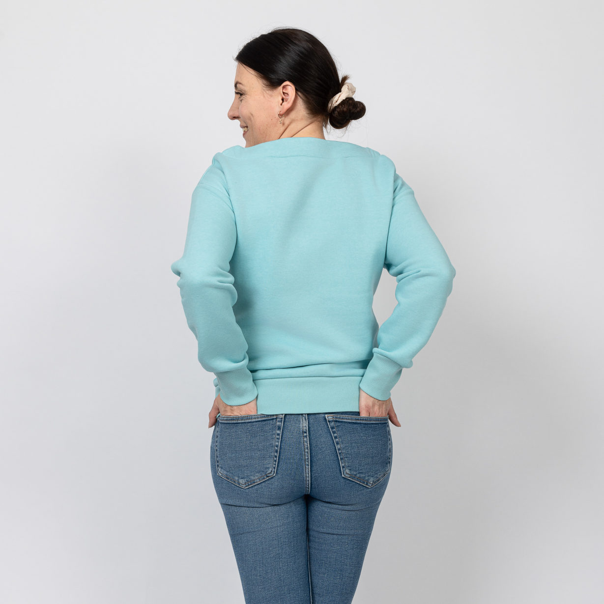 Kulóóntje - Sweatshirt mit Boatneckkragen und LOVE Print Aqua Rücken Model