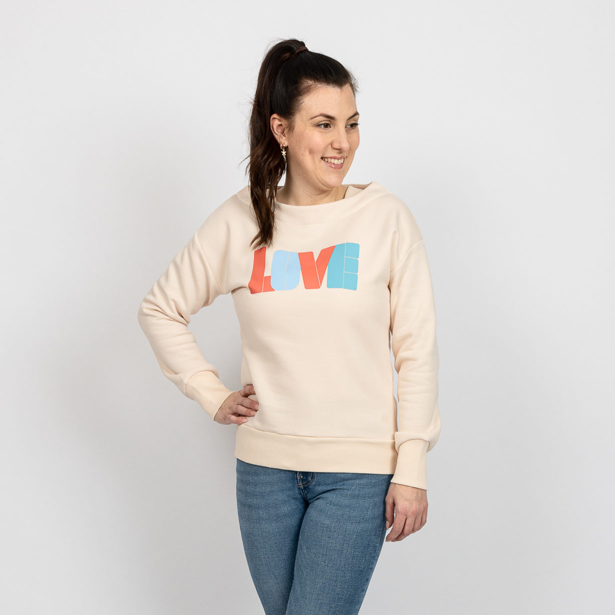 Kulóóntje - Sweatshirt mit Boatneckkragen und LOVE Print Vorn Model